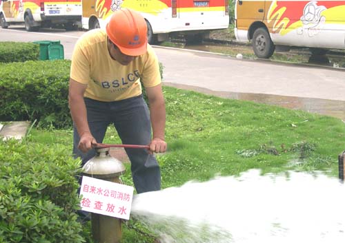 自来水公司冲洗饮用水管道--黄岩新闻网