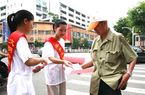 昨天,黄岩青年志愿者沿街开展文明礼仪宣传,劝导市民不文明行为.