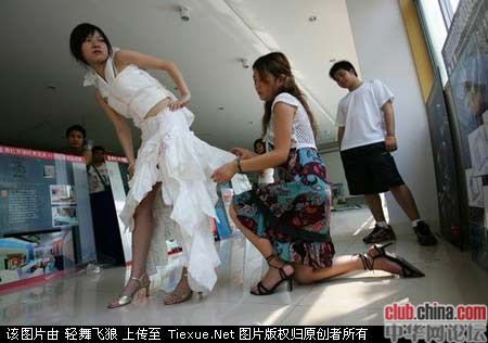 <em>美女</em>大学生用百片<em>卫生巾</em>做礼服宣传环保(组图