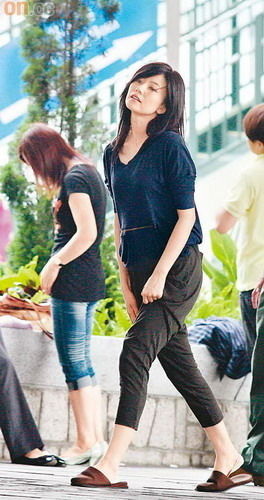  高圆圆 片场与 杜琪峰 交流 不拘小节脱鞋摸脚(图