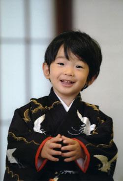 日本天皇次子为让<em>儿子</em>有个年轻爸爸将<em>白发</em>染黑