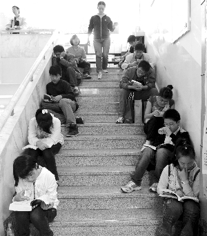 国考之前闭门培训忙补补补 学生和白领无法说