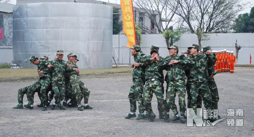 消防官兵参加心理游戏"同心协力".新华网海南频道 林宇 摄 资料图