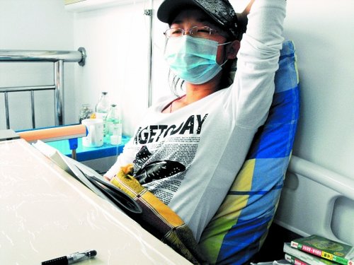 身患重症躺在病床上,林希仍坚持复习功课.