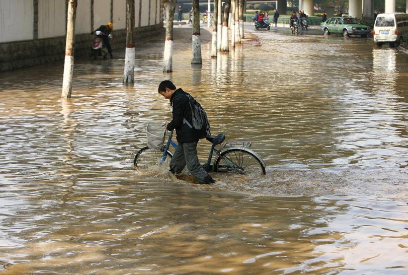 郑州公路自来水管爆裂水淹路面:8年爆12次(图)