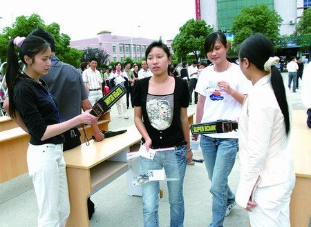 广东高考金属探测仪上阵 女生不敢<em>穿文胸</em>-广东
