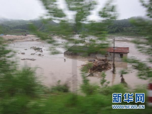 观山村人口_山村图片