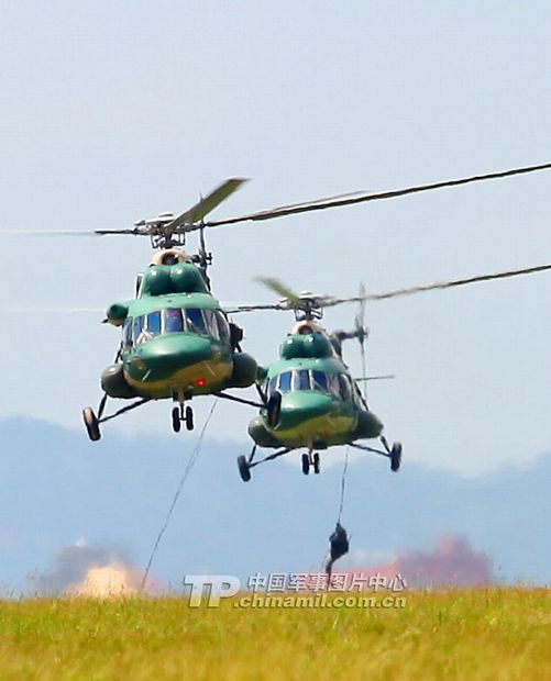 资料图:南京军区某师与某陆航团联合举行合成步兵营机降作战演练.