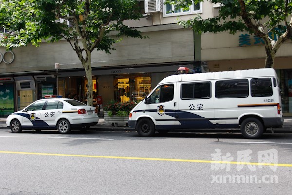 停放在站外的警车.