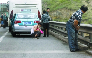 无论是大人还是孩子在京藏高速路边解决内急,已司空见惯.