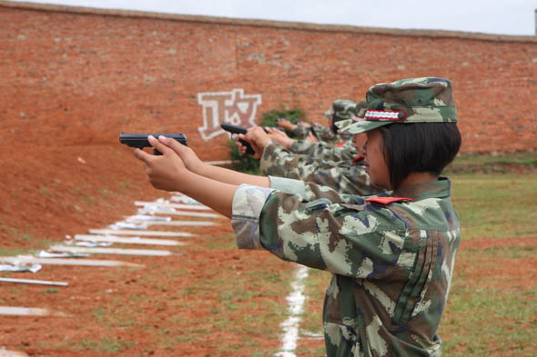 <em>武警</em>8750<em>部队</em>:特战<em>女兵</em>古城夜幕擒扒手-<em>武警</em>