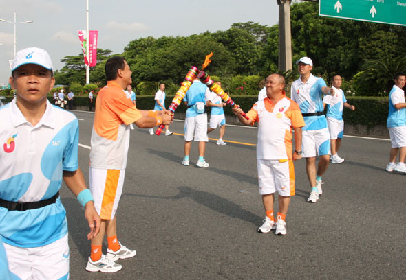 深圳:武警支队长刘维定担任大运会火炬手-武