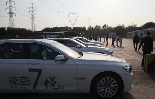黄昏下的长城在BMW 7系的天使眼散发的光晕下,更显得宽广伟岸,高清图片