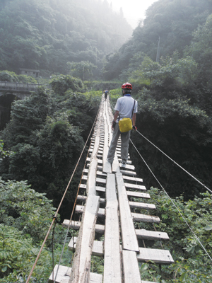 去二郎山的索桥.