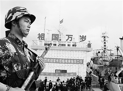 北海舰队联合机动编队到达永暑礁踏访慰问. 胡全福摄