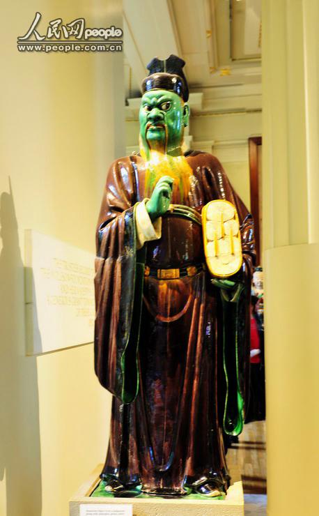 大英博物馆中国馆馆藏的明陶塑地狱判官.     摄影:于世文